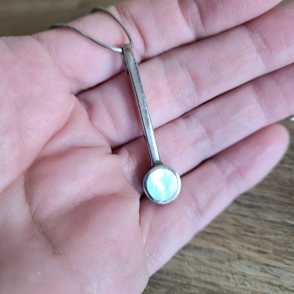 Sterling silver pendant with mother of pearl stone. - Picture 1 of 7